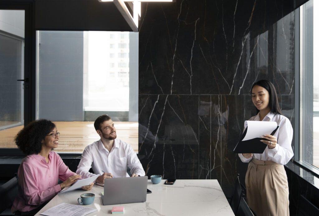 Managers conduct a fair and transparent employer performance review with an employee, discuss clear goals, and provide constructive feedback to promote professional growth.